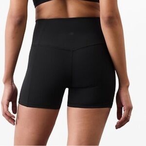 Athleta Salutation Stash Pocket II Short (5" Inseam), Black